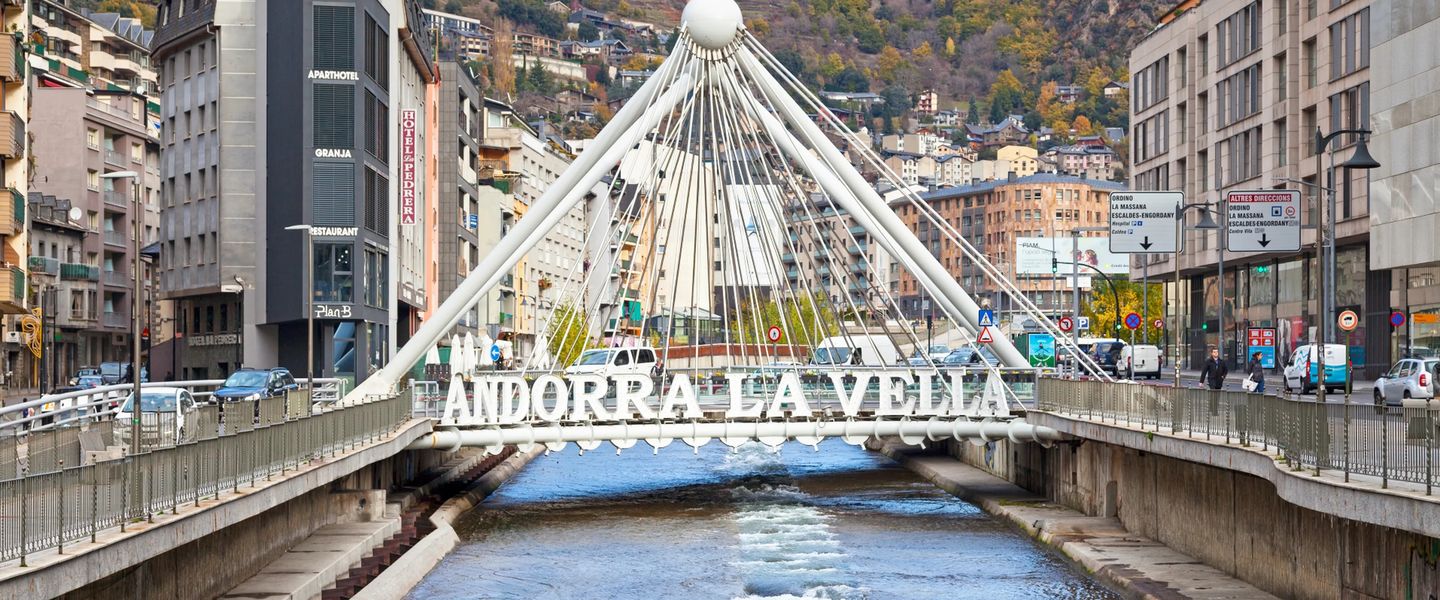 Los streamers tendrán que aprender catalán finalmente para residir en Andorra